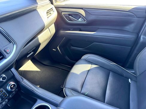 Used 2024 GMC Yukon XL SLT image 32