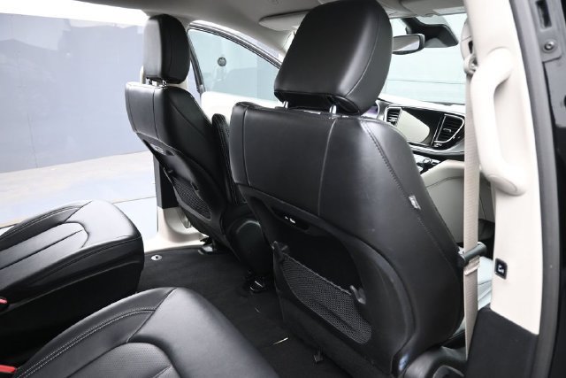 Used 2024 Chrysler Pacifica Limited FWD image 29