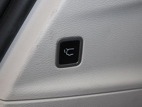 Used 2024 Chrysler Pacifica Touring-L FWD image 15