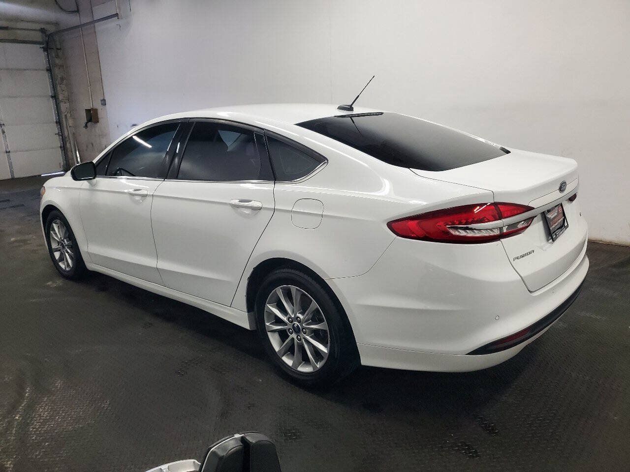 Used 2017 Ford Fusion SE FWD image 5