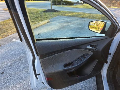 Used 2014 Ford Focus SE w/ SE Winter Package image 11