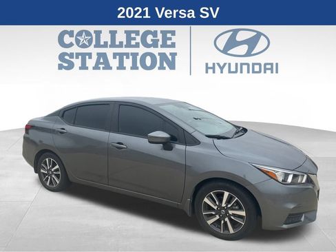 Used 2021 Nissan Versa SV image 2