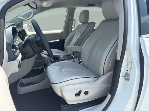 Used 2019 Chrysler Pacifica Limited w/ Advanced Safetytec Group FWD image 24