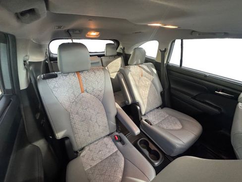 Used 2023 Toyota Highlander Bronze Edition image 17