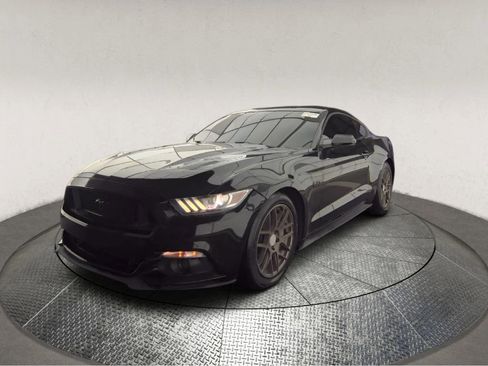 Used 2017 Ford Mustang GT RWD image 2