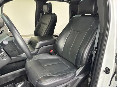 Used 2018 Ford Expedition XLT w/ Equipment Group 202A AWD/4WD image 17