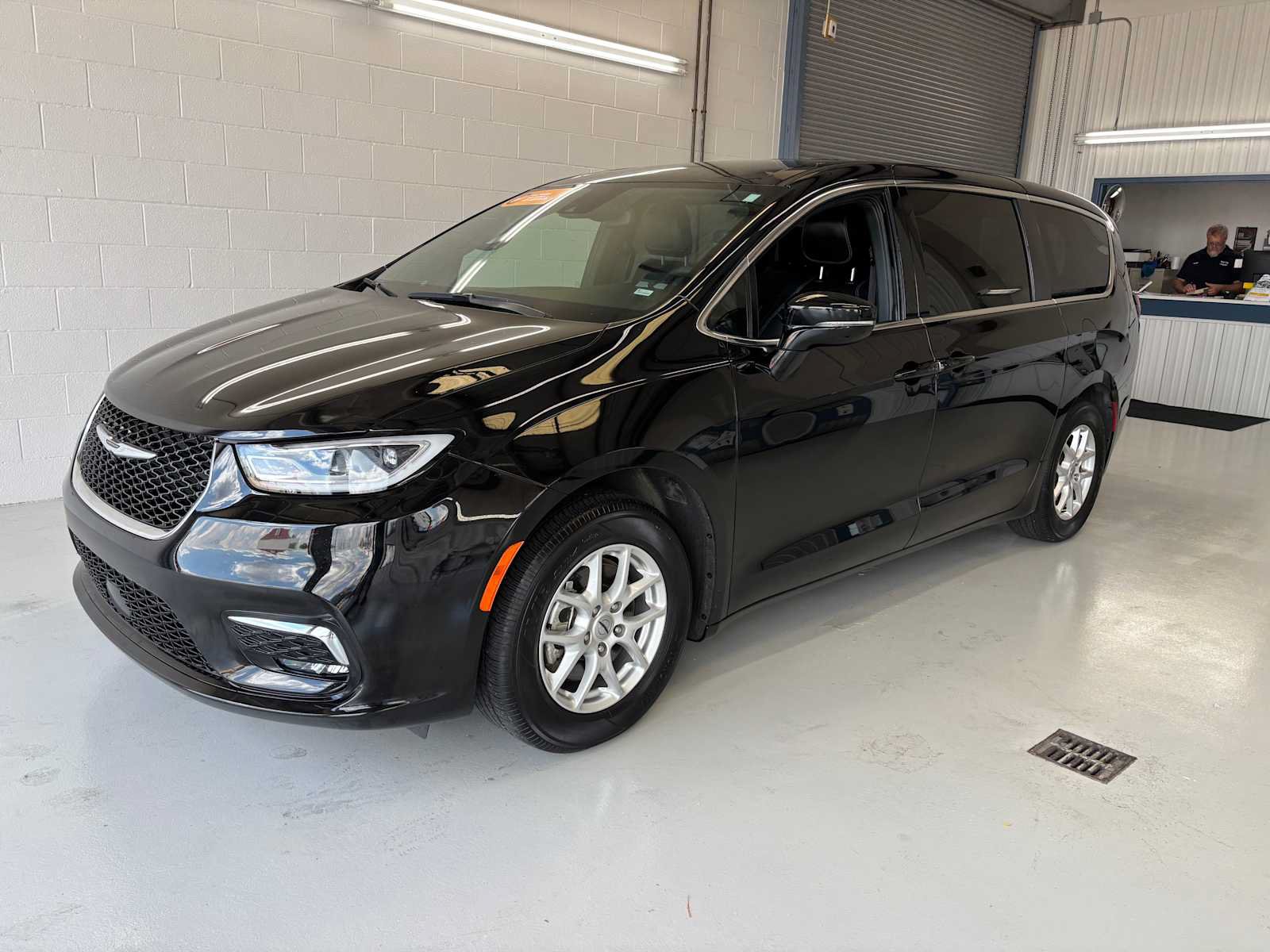Used 2025 Chrysler Pacifica Select FWD image 2