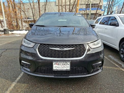 New 2026 Chrysler Pacifica Select image 2