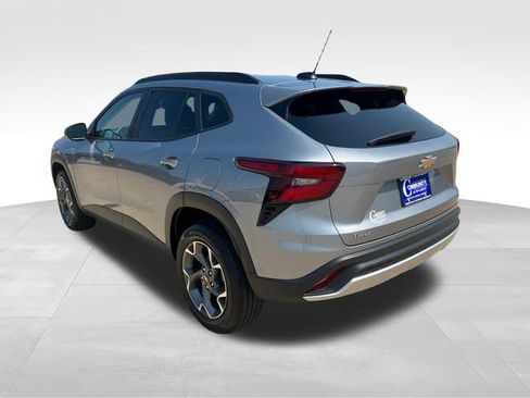 Used 2025 Chevrolet Trax LT w/ Driver Confidence Package FWD image 4