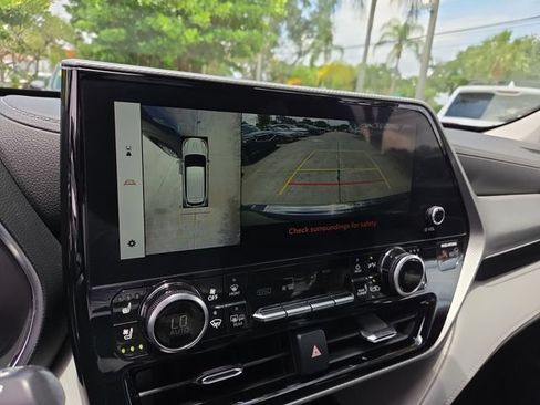 Used 2023 Toyota Highlander Platinum FWD image 17