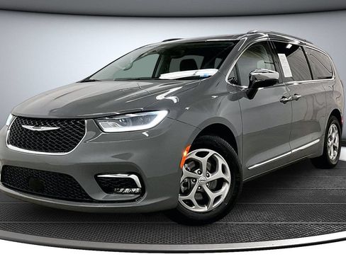 Used 2023 Chrysler Pacifica Limited FWD image 3