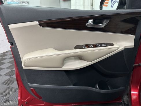 Used 2019 Kia Sorento LX w/ LX Convenience Package image 17