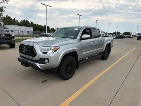 Used 2022 Toyota Tacoma SR5 RWD image 3
