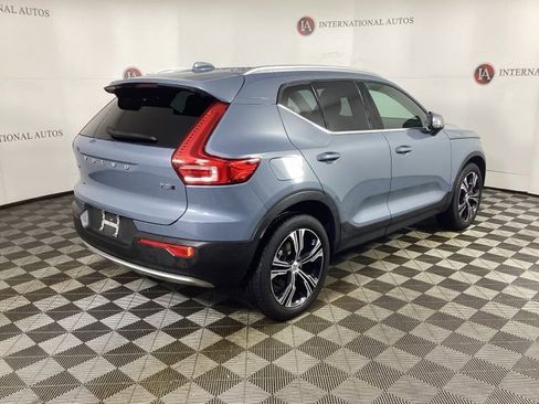 Used 2022 Volvo XC40 T5 Inscription w/ Climate Package image 4