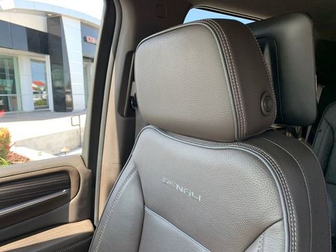 Used 2023 GMC Yukon Denali image 32
