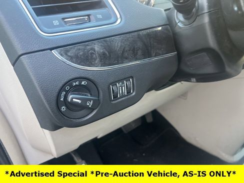 Used 2015 Chrysler Town & Country Touring image 48