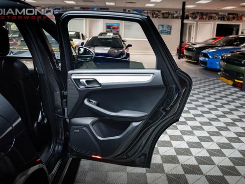 Used 2018 Porsche Macan Turbo image 98