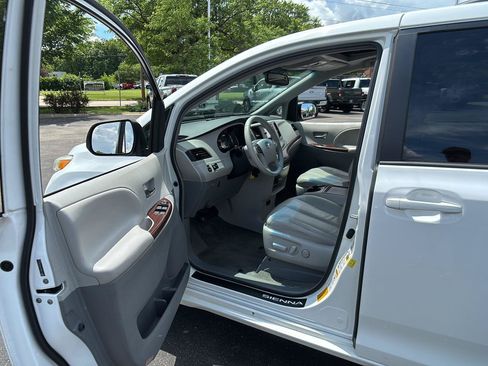 Used 2013 Toyota Sienna XLE AWD/4WD image 2