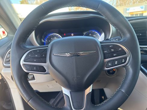 Used 2023 Chrysler Pacifica Touring-L image 21