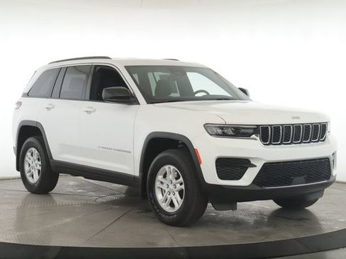 Used 2025 Jeep Grand Cherokee Laredo w/ MOPAR Finishing Package image 2