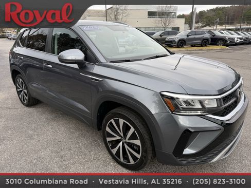 Certified 2022 Volkswagen Taos SE image 3