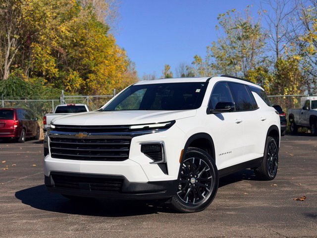 Used 2026 Chevrolet Traverse LT w/ Sun and Wheel Package FWD image 2