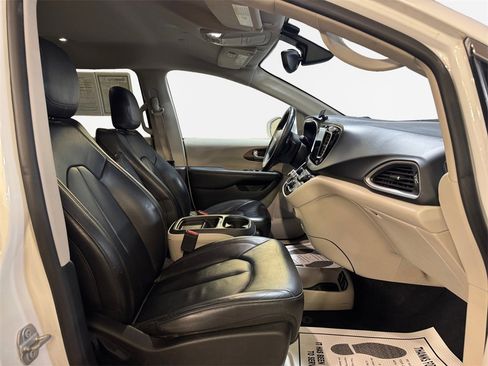 Used 2017 Chrysler Pacifica Touring-L image 26