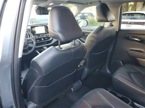 Used 2020 Toyota Highlander XLE image 11