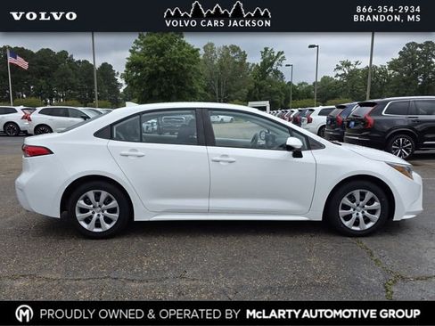 Used 2022 Toyota Corolla LE FWD image 3
