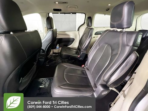 Used 2020 Chrysler Pacifica Touring-L FWD image 28