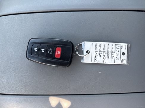 Used 2022 Toyota Highlander XLE AWD/4WD image 24