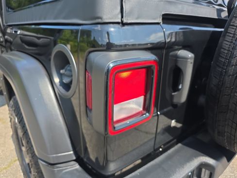 Used 2022 Jeep Wrangler Sport AWD/4WD image 32