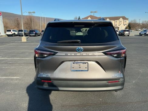 Used 2024 Toyota Sienna XLE image 6