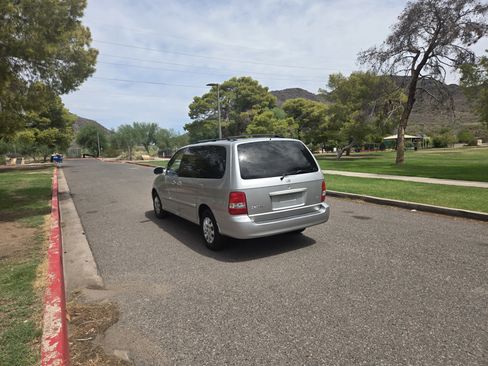 Used 2005 Kia Sedona LX w/ Value Pkg image 7