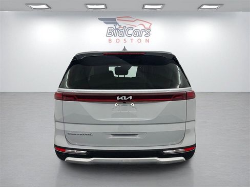 Used 2022 Kia Carnival EX image 5