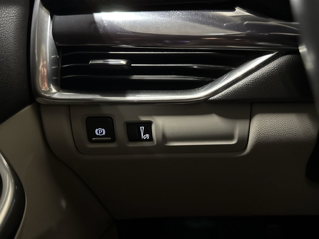 Used 2019 Cadillac XT4 Luxury w/ Cold Weather Package AWD/4WD image 18