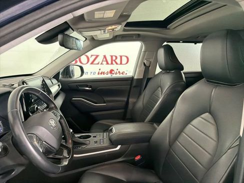 Used 2021 Toyota Highlander XLE AWD/4WD image 11