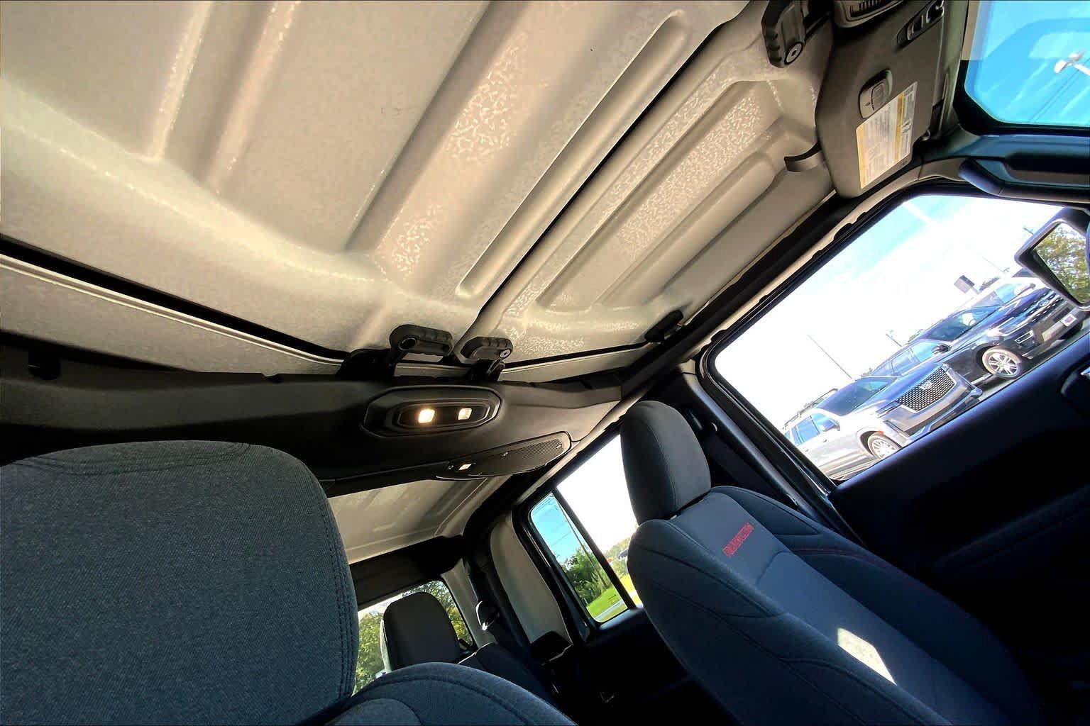 Used 2025 Jeep Gladiator Rubicon w/ Convenience Group AWD/4WD image 13