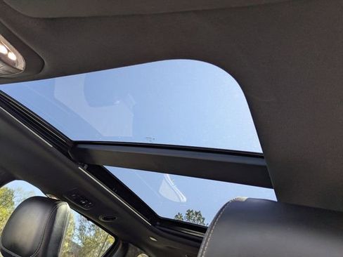 Used 2025 Chrysler Pacifica Limited image 24