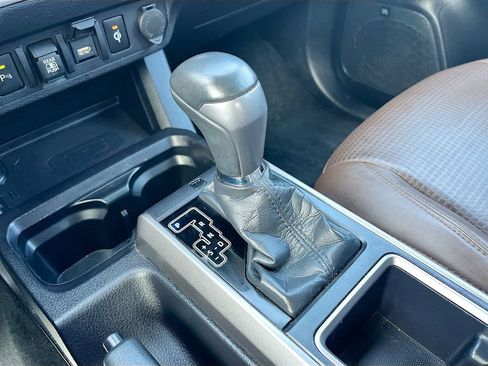 Used 2021 Toyota Tacoma Limited AWD/4WD image 17