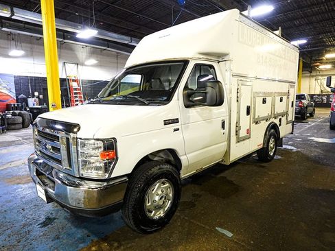 Used 2019 Ford E-350 and Econoline 350 Super Duty w/ Power Windows & Locks Group image 3