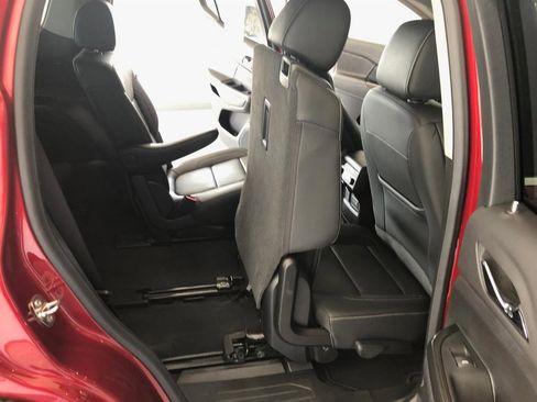 Used 2023 GMC Acadia SLT w/ Technology Package image 16