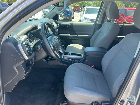 Used 2018 Toyota Tacoma SR5 AWD/4WD image 25