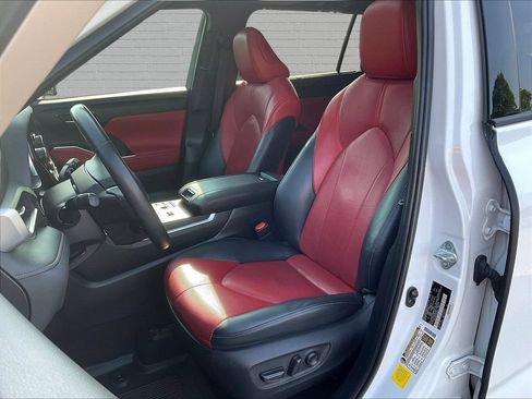 Used 2024 Toyota Highlander XSE FWD image 19