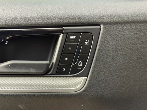 Used 2024 Porsche Cayenne w/ Sport Chrono Package image 18