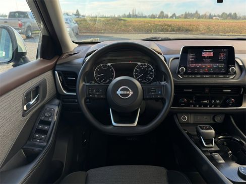 Used 2022 Nissan Rogue SV image 13