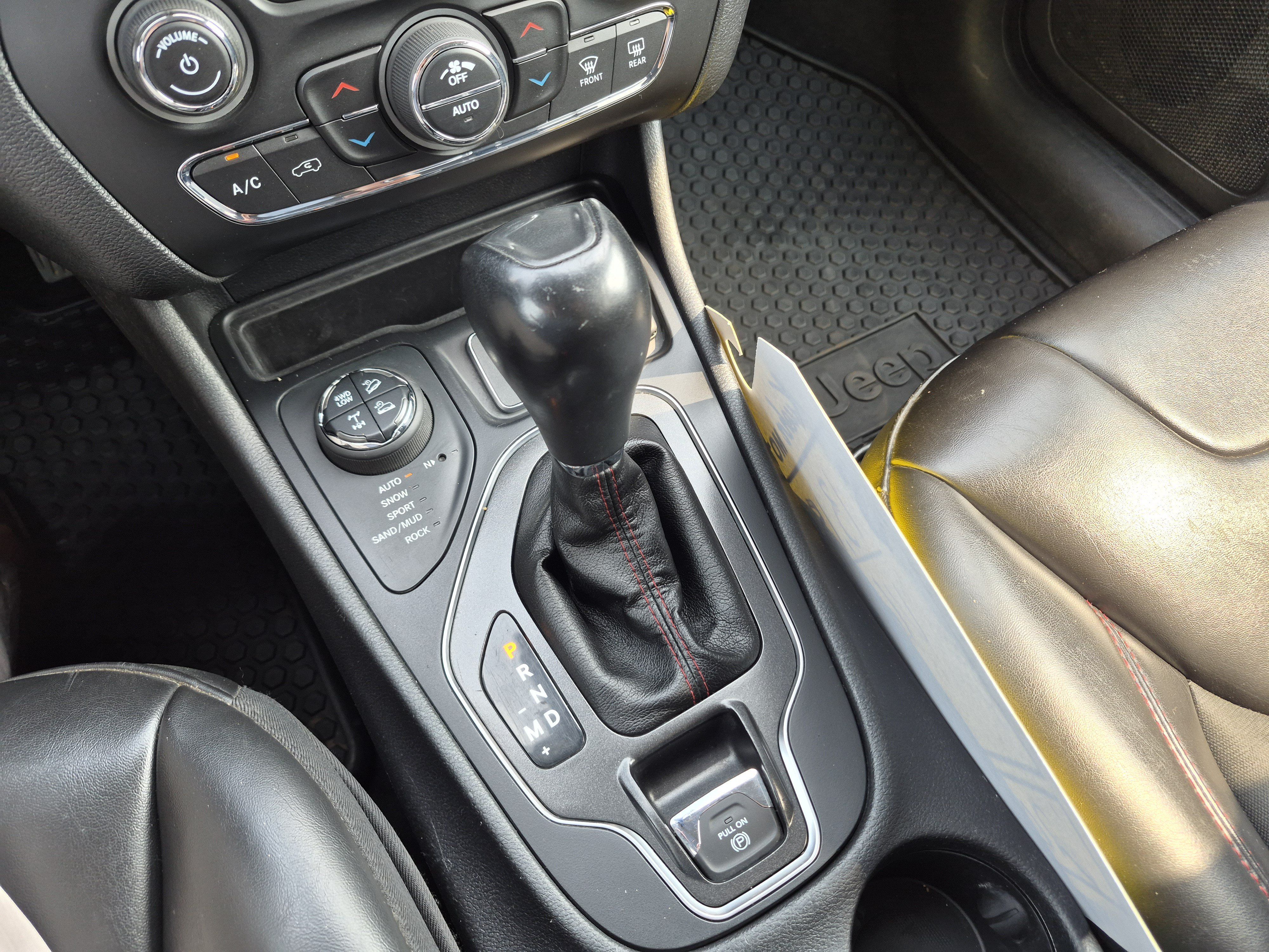 Used 2020 Jeep Cherokee Trailhawk AWD/4WD image 22