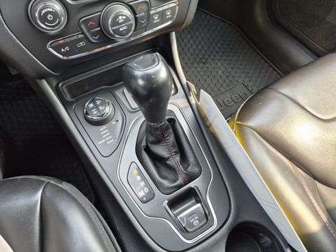 Used 2020 Jeep Cherokee Trailhawk AWD/4WD image 22
