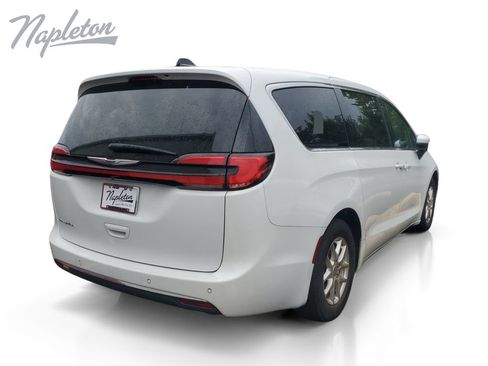 Used 2023 Chrysler Pacifica Touring-L FWD image 6