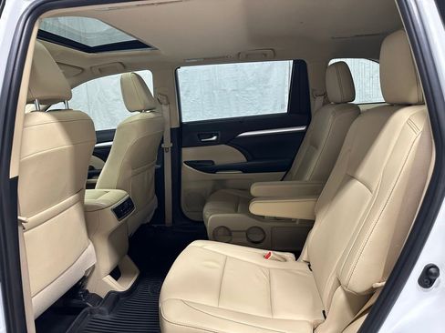 Used 2019 Toyota Highlander XLE AWD/4WD image 43